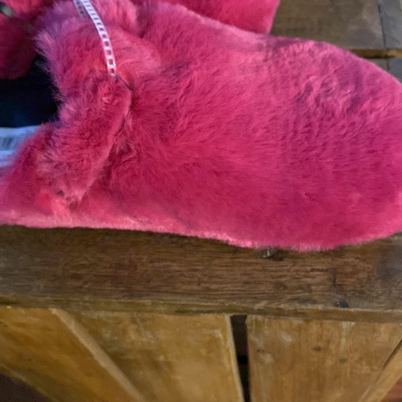 Women’s Carvela Magenta/HOT PINK Fur Mules, Size 7.5 NWT - Picture 5 of 6